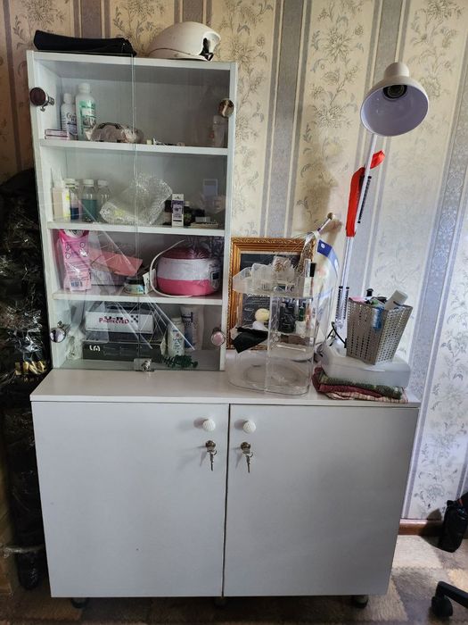 Маникюрный стол и шкаф