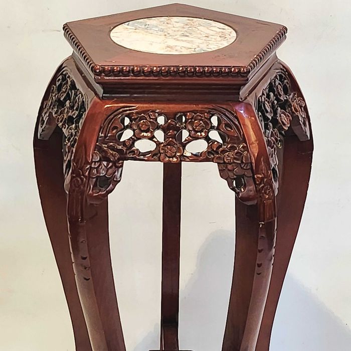 Поставка за цветя с мраморен плот и дърворезба/тъмна