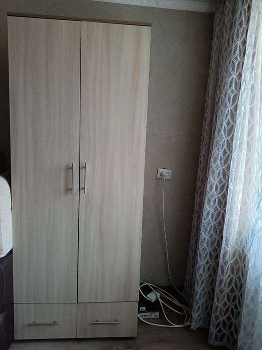 Продам набор мебели шкаф, тумбачка, стенка