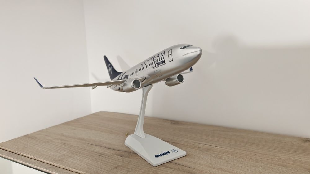 Macheta Boieng 737-700 Tarom Skyteam 1:100