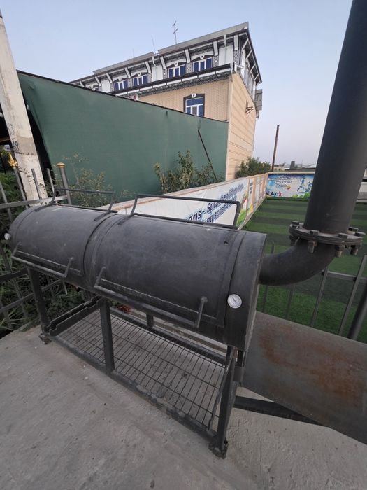 Offset smoker, barbekyu chekuvchi pech