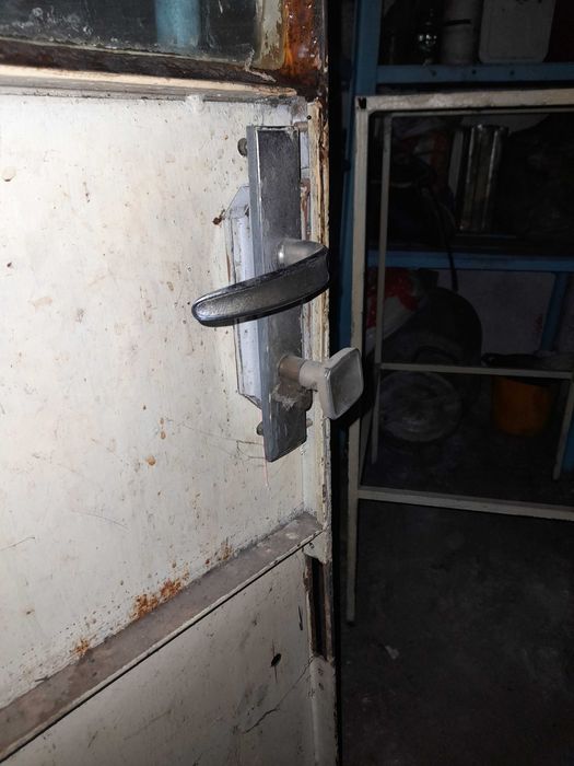 Продавам желязна врата с стъкла.