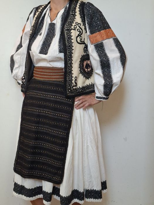 Costum traditional autentic