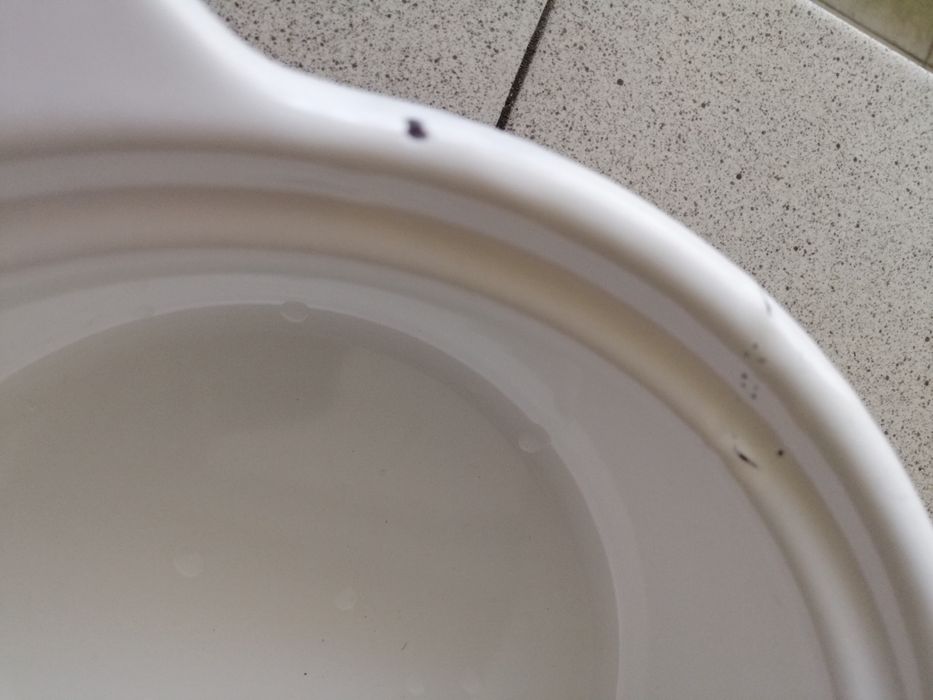 Емайлирани нови тенджери.