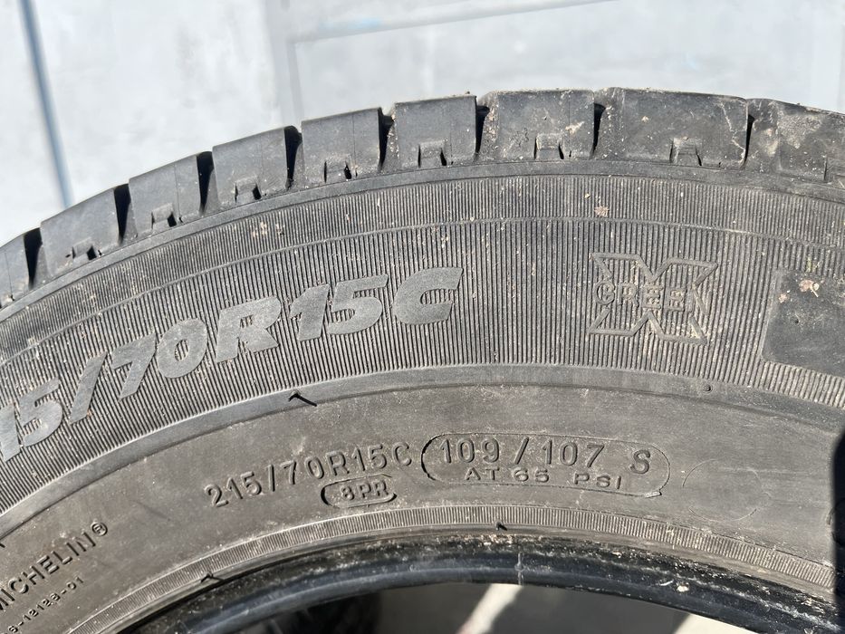 2 бр. гуми за бус 215/70/15C Michelin DOT 3519 7 mm