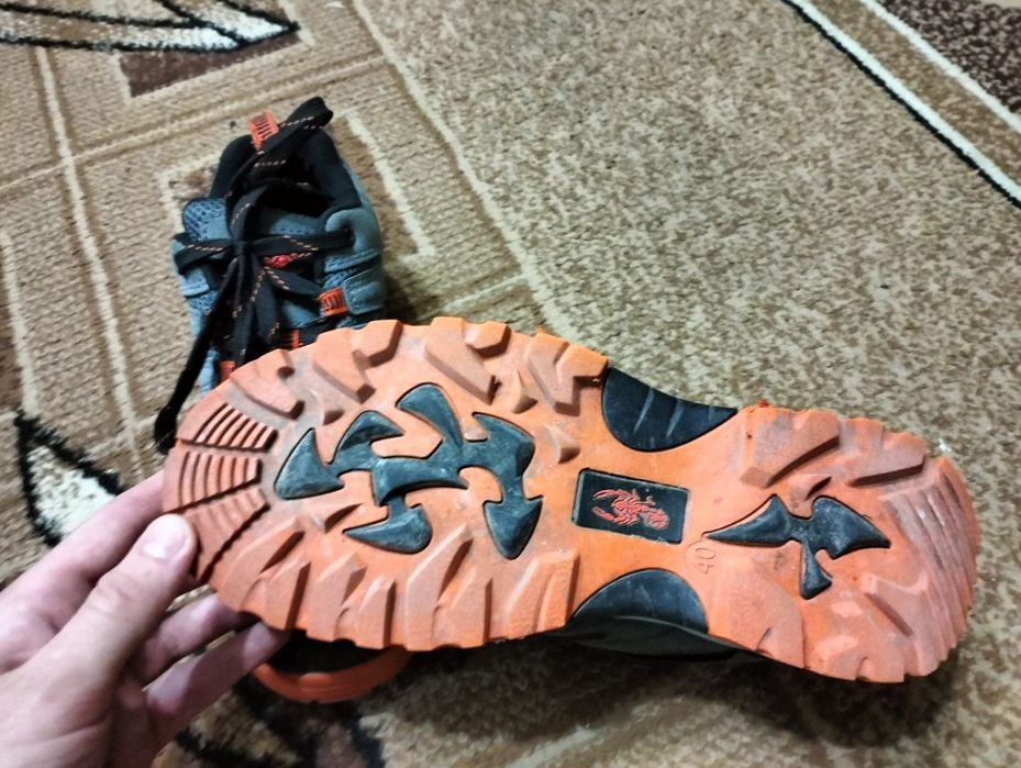 Кроссовки осенние