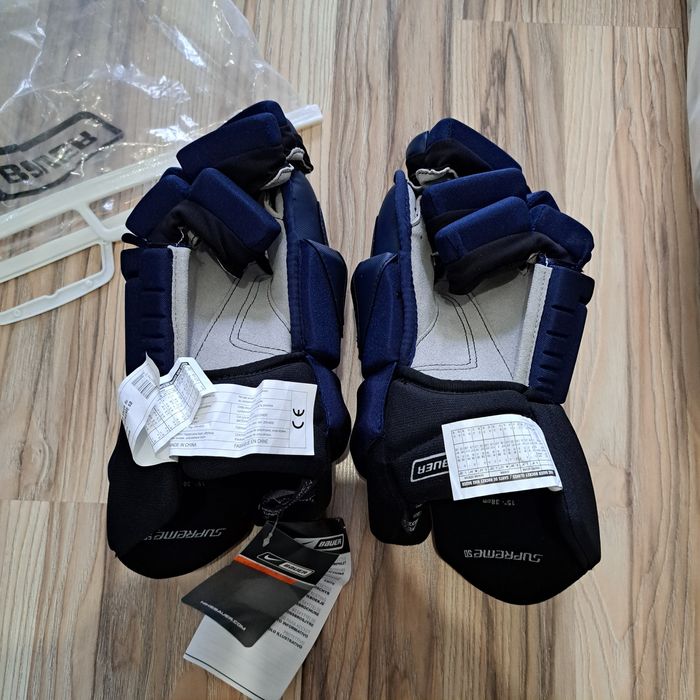 Хоккейная форма: краги, шлем.