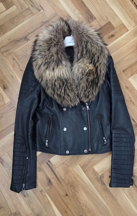 Черно кожено яке с естествен пух от лисица.