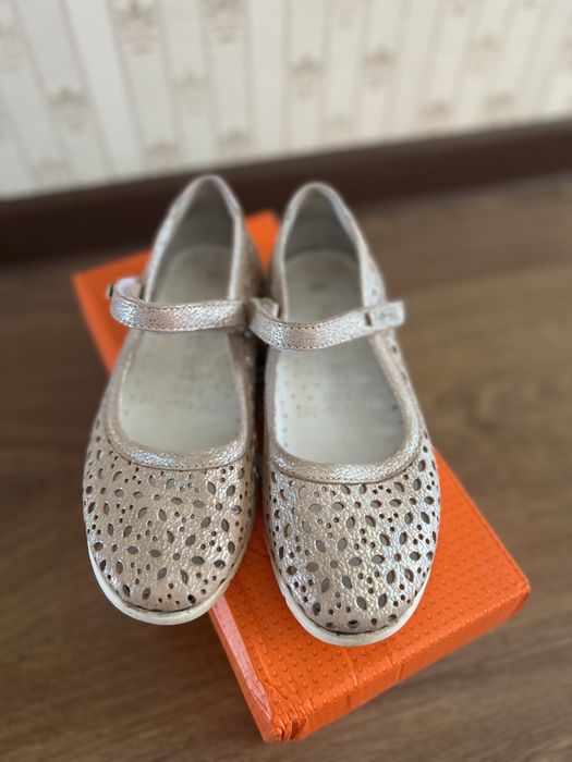 Продам босоножки на девочку