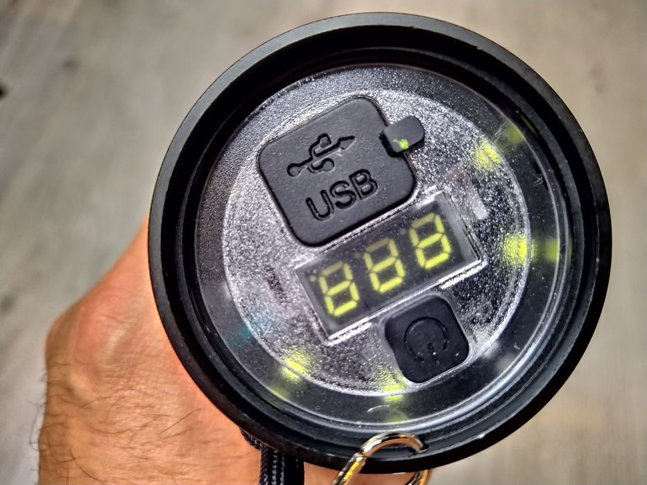 Lanterna XHP360 cu 36 de Nuclee +Turbo,  MANER, ZOOM, Display Digital