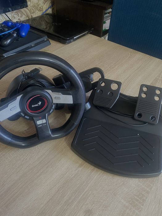 Игровой руль Genius с педалями