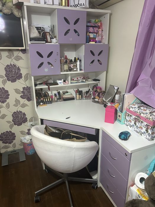 Тоалетка-бюро за млади госпожици!