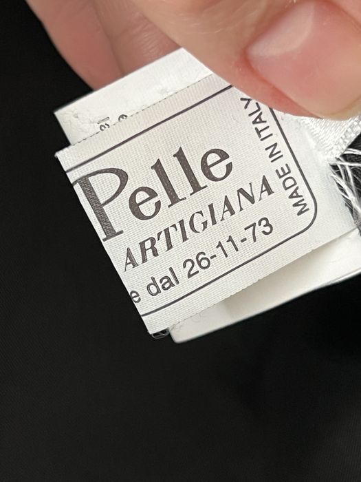 Geacă de piele. Fabricată în Italia.