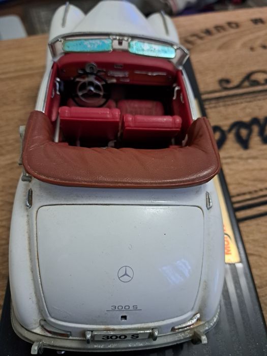 Machete masini Mercedes si Bugatti