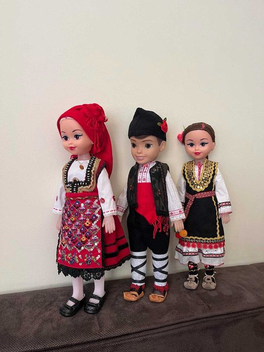 Кукли в народни носии