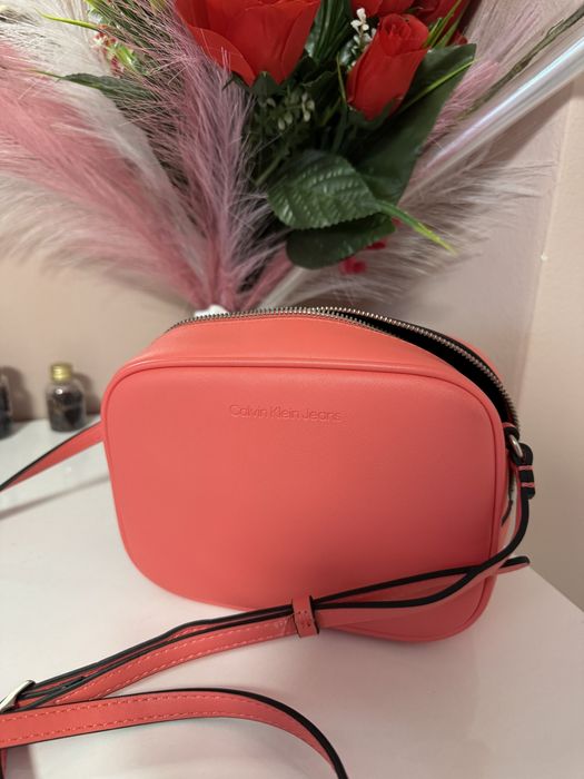 Оригинална дамска чантичка Calvin klein