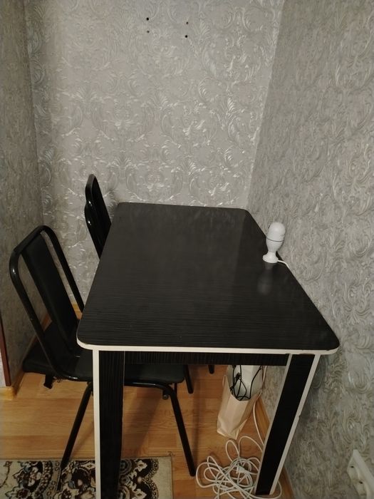 Продаю срочно стол и 4 стула