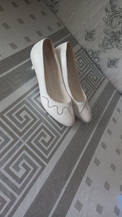 Продаются свадебные туфли