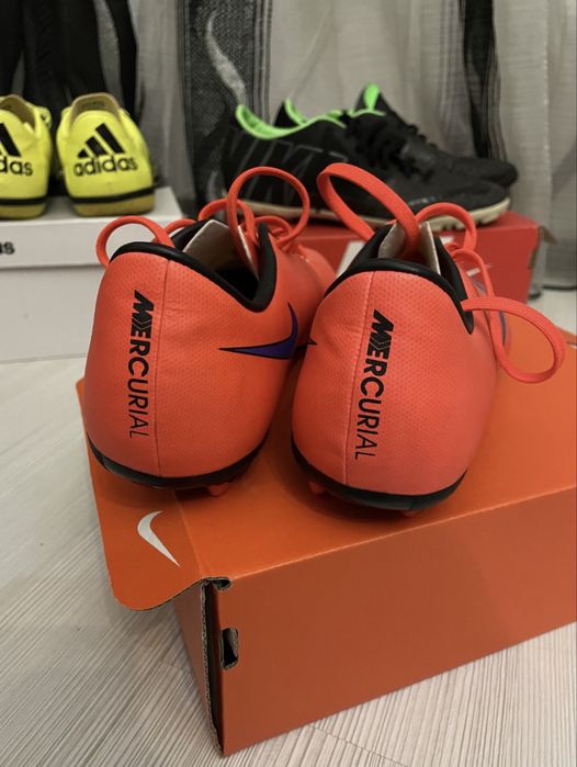 Nike Mercurial бутонки и Adidas стоножки