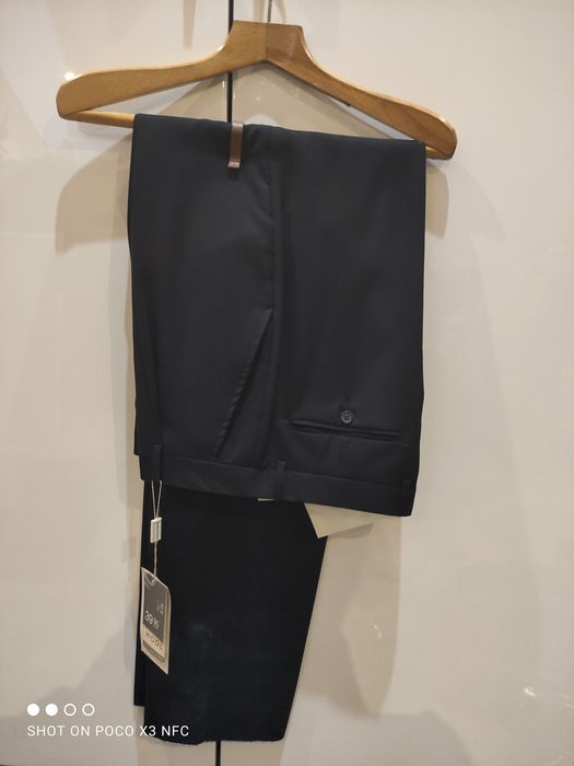 Брюки строгие, классические.