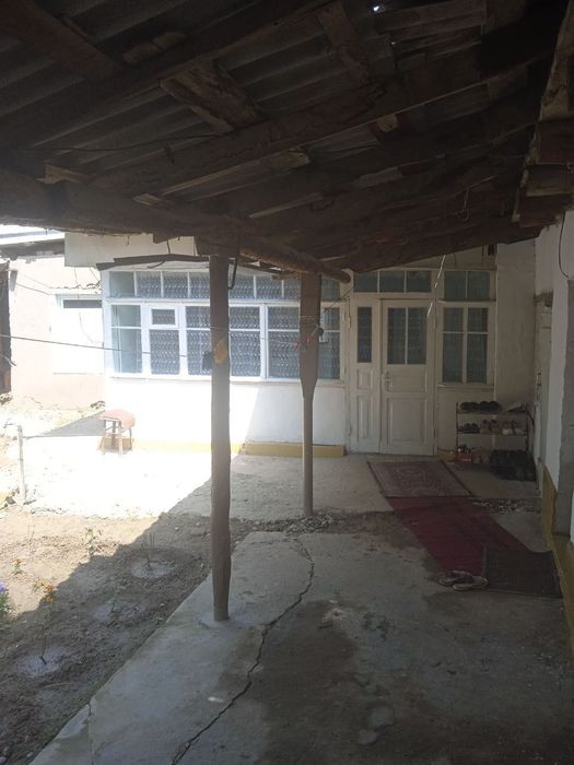 Янгийол центрда 4-хона уйи 3-сотих ери Срочна Сотилади