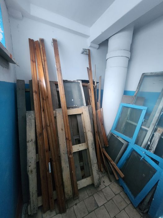 Окна есть,поддон большой остался