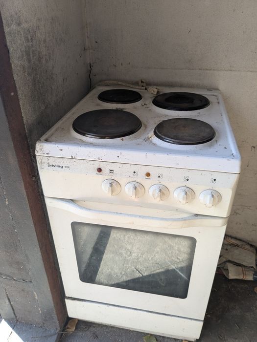 Электроплита с духовкой