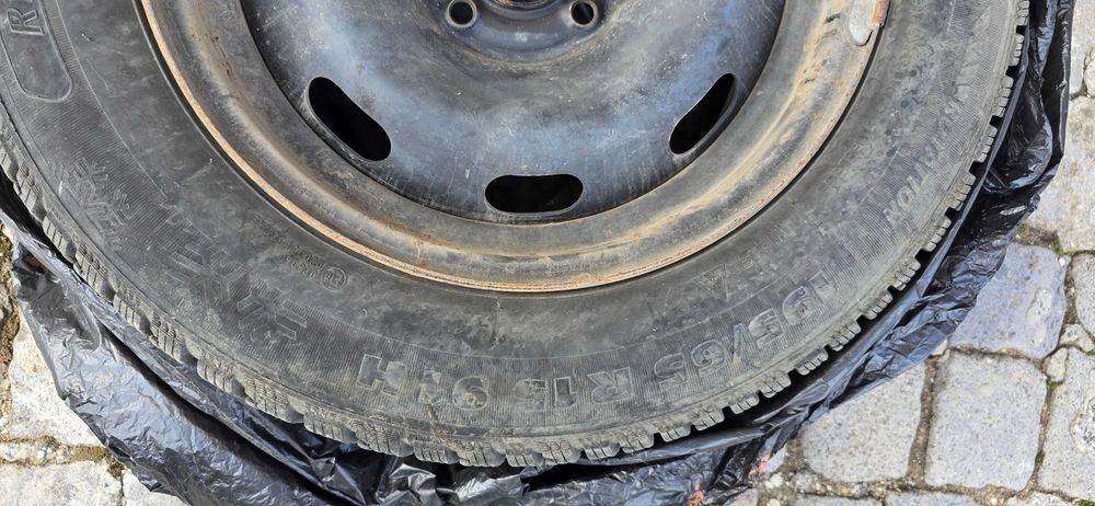 Продавам зимни гуми с железни джанти R15 - 4 броя