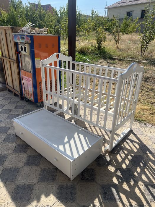 Детский кровать.