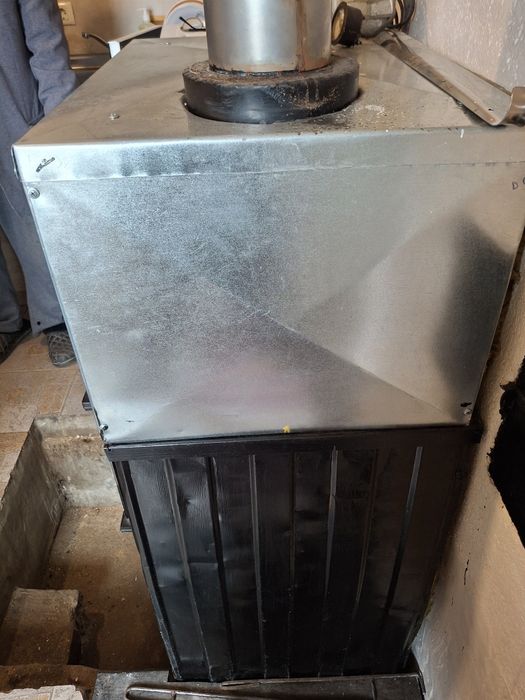 Vând cazan  pe lemne în stare foarte buna