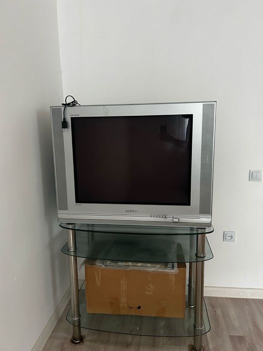 Телевизор вместе подставкой. В хорошом состояние