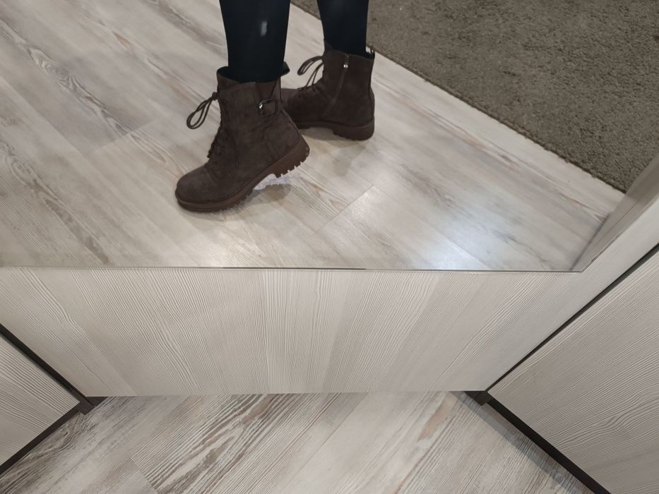 Продам женские ботинки