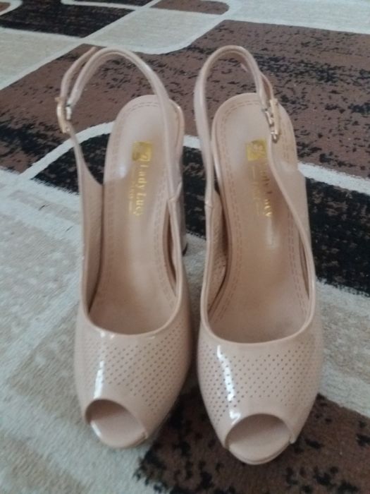 Продам новые босоножки