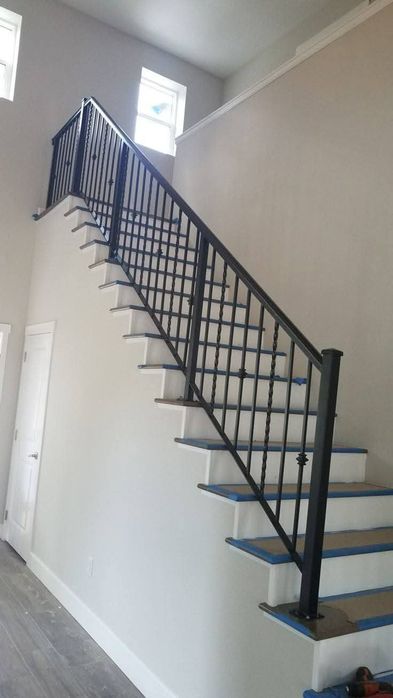 Balustrada din fier forjat și tablă decupată.
