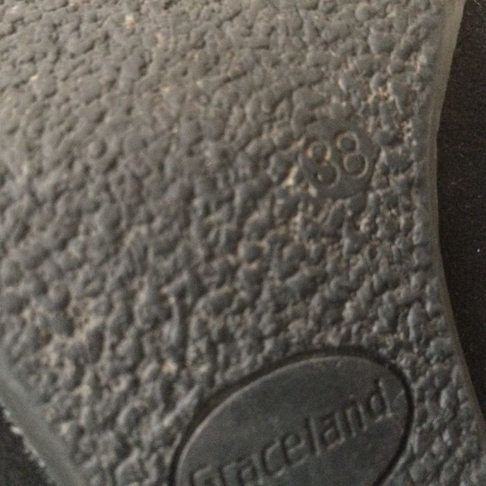 Удобни черни ботуши,естествен набук.