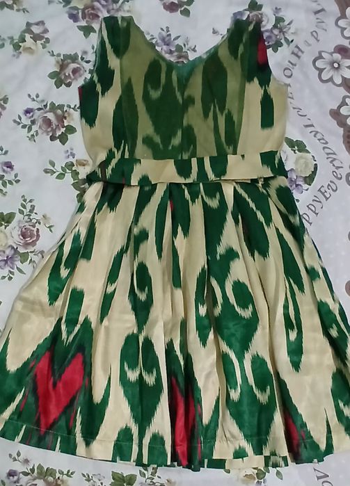 Qizlar uchun adras ko'ylak yensiz