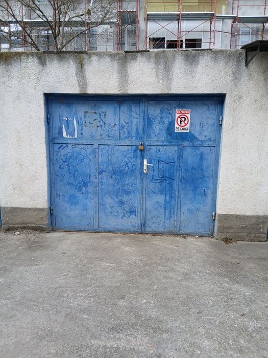 Vând garaj în calan