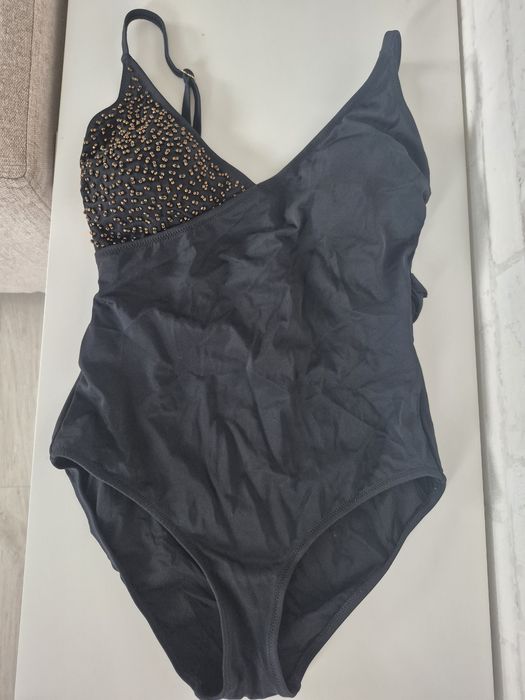 Стегнат цял бански класически модел