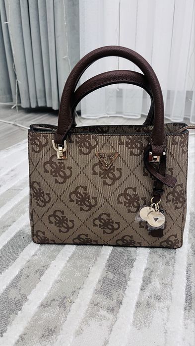 Сумкт Guess из Америки