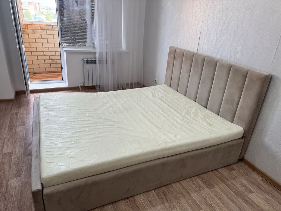 Кровать двуспальная с матрасом