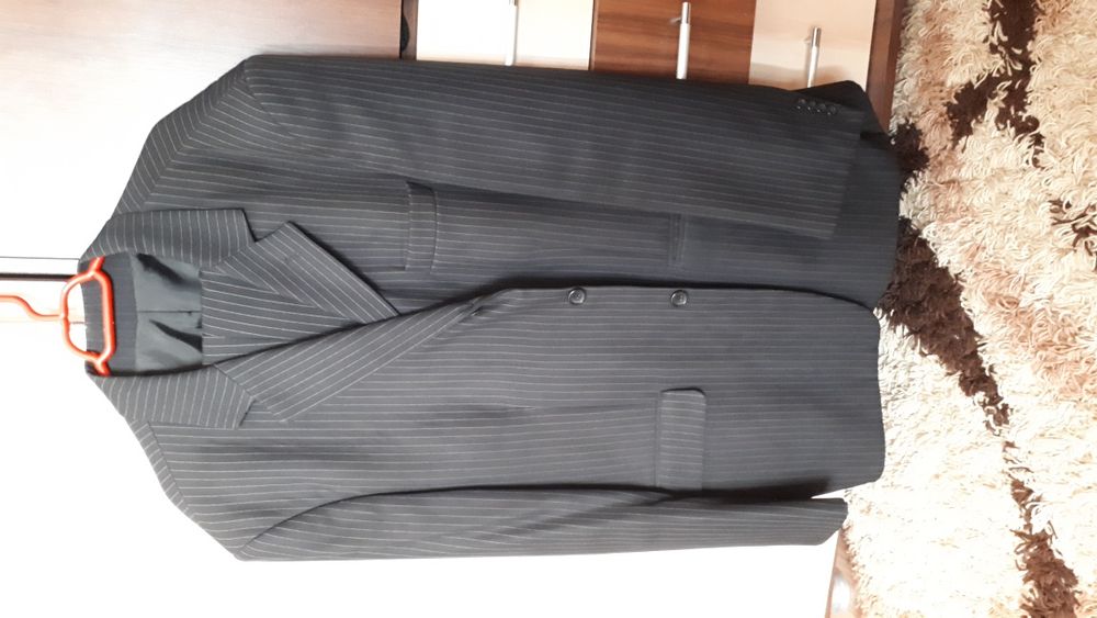 Vând costum bărbătesc