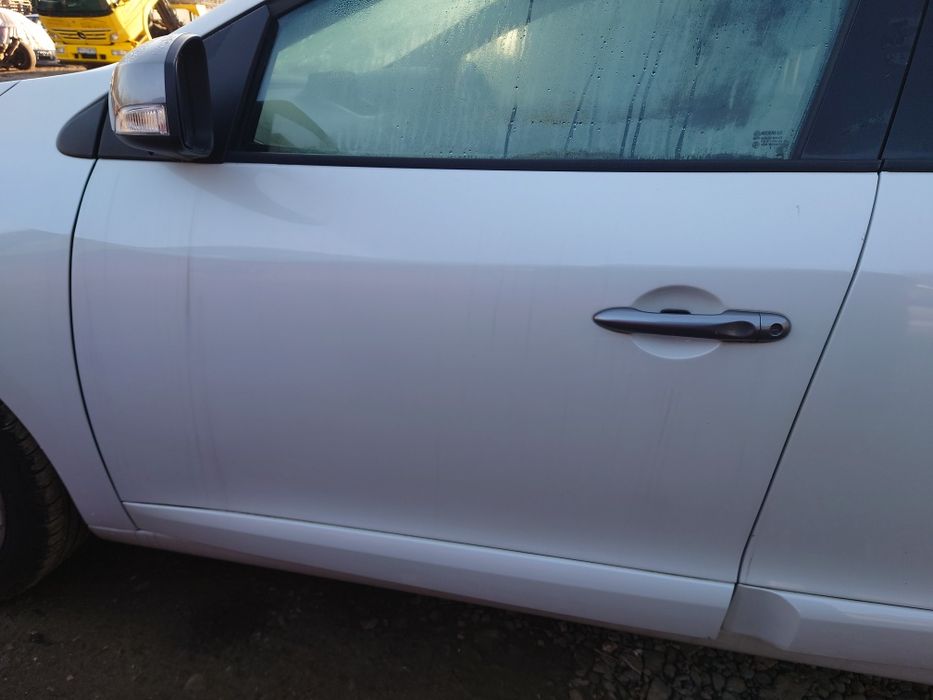 Ușa / portiera stânga față / spate Renault Megane 3 hatchback