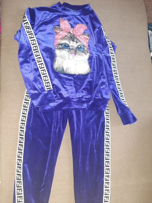 Продам костюмы для девочки