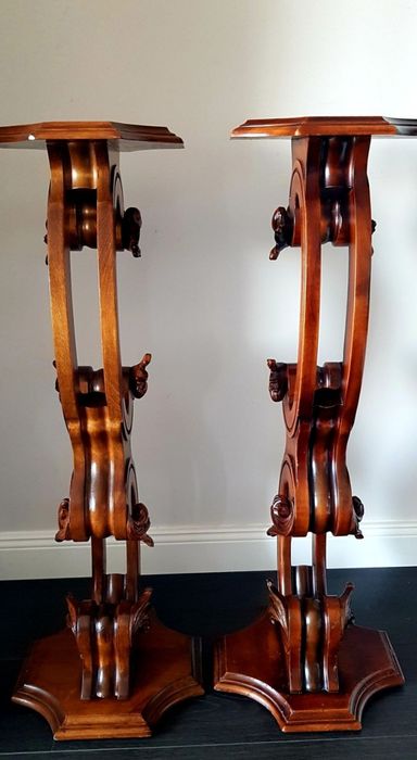 Piedestal vechi din lemn masiv