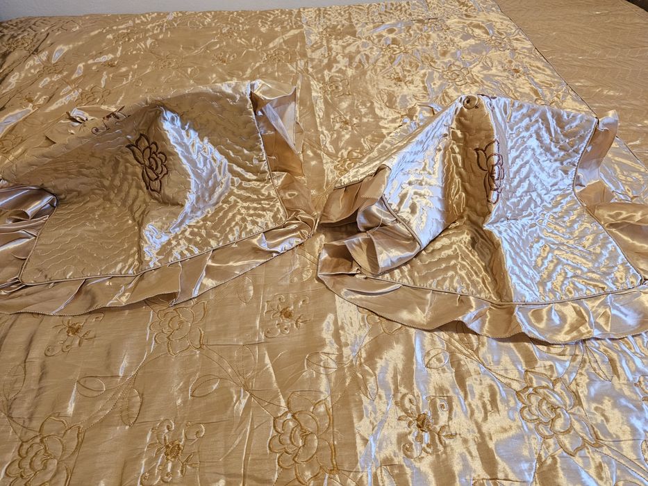 covertura pat asternut cearceaf auriu cu 2 fete de perna