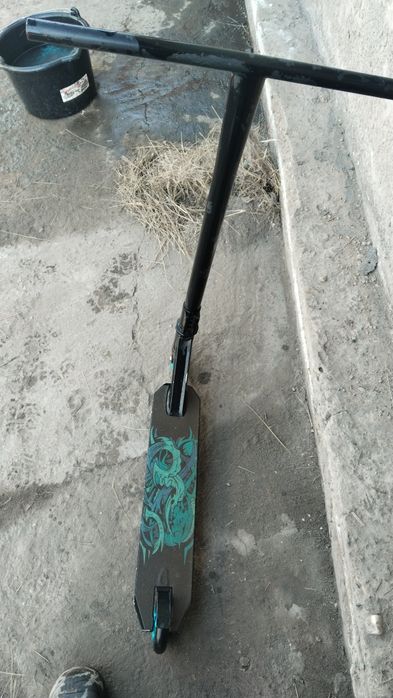трюковой самокат синего цвета
