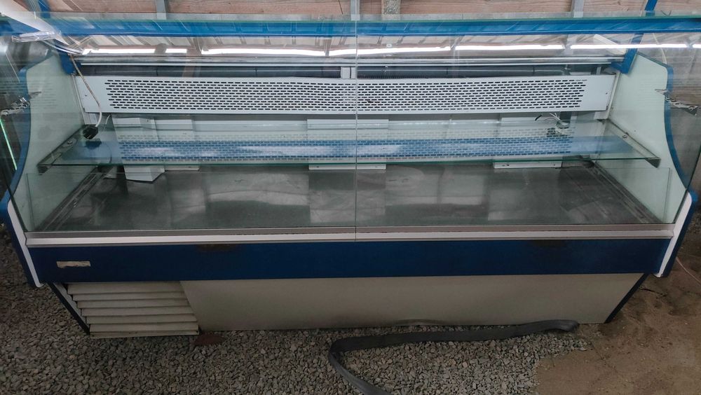 На половин цена до Нова година хладилна витрина.