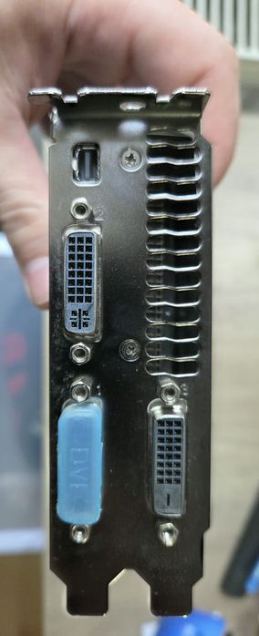 Vand placa video rara pentru colecționari GTX 690