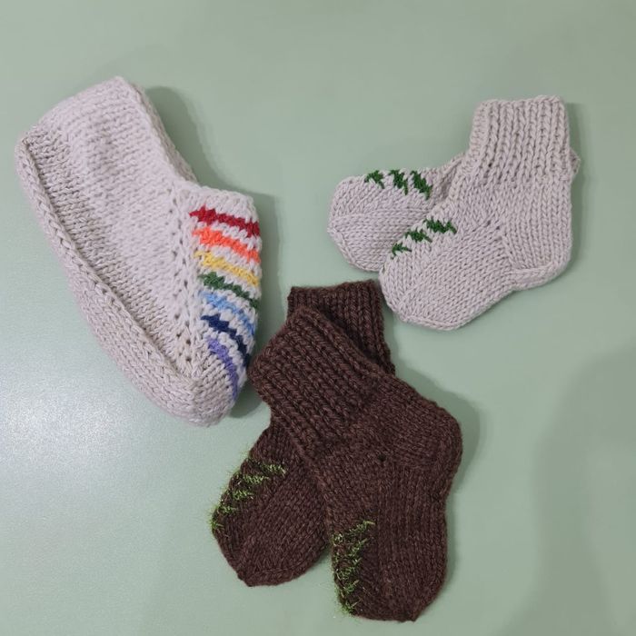 Носки тёплые, шерстяные и вязаные.