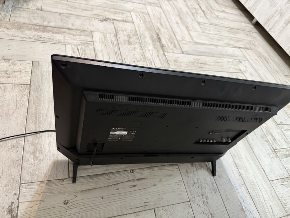 Vând televizor LG 32LK500BPLA